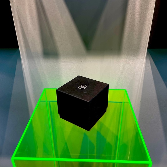 Luxurious Victorinox Swiss Army Watch - Picture 3 of 7